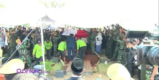 Seperti inilah suasana upacara pemakaman Almarhum Adnan Buyung Nasution.