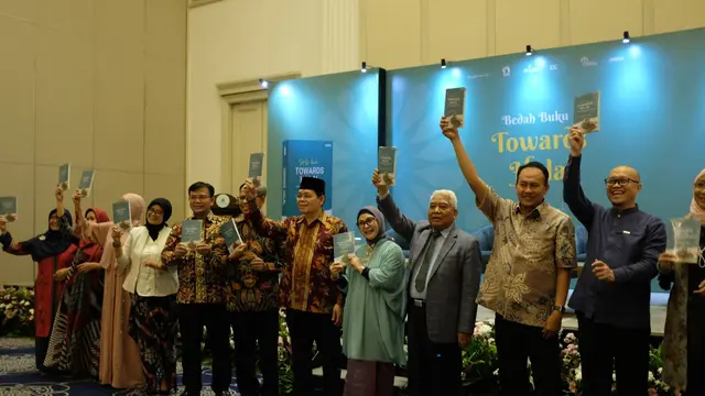 Siti Nur Azizah meluncurkan Buku Towards Halal, berisi dinamika regulasi halal di Indonesia.