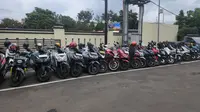 Parkiran motor yang berada di halaman Polres Metro Depok. (Liputan6.com/Dicky Agung Prihanto)