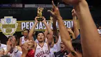 Para pemain Pelita Jaya merayakan gelar juara Perbasi Cup 2017 usai menang atas Satria Muda di Sports Mall, Kelapa Gading, Jakarta, (10/11/2017). Pelita Jaya menang 82-77.  (Bola.com/Nick Hanoatubun)