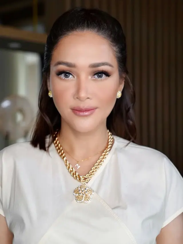 Model Kalung Rantai Tebal dengan Liontin untuk Ibu-Ibu