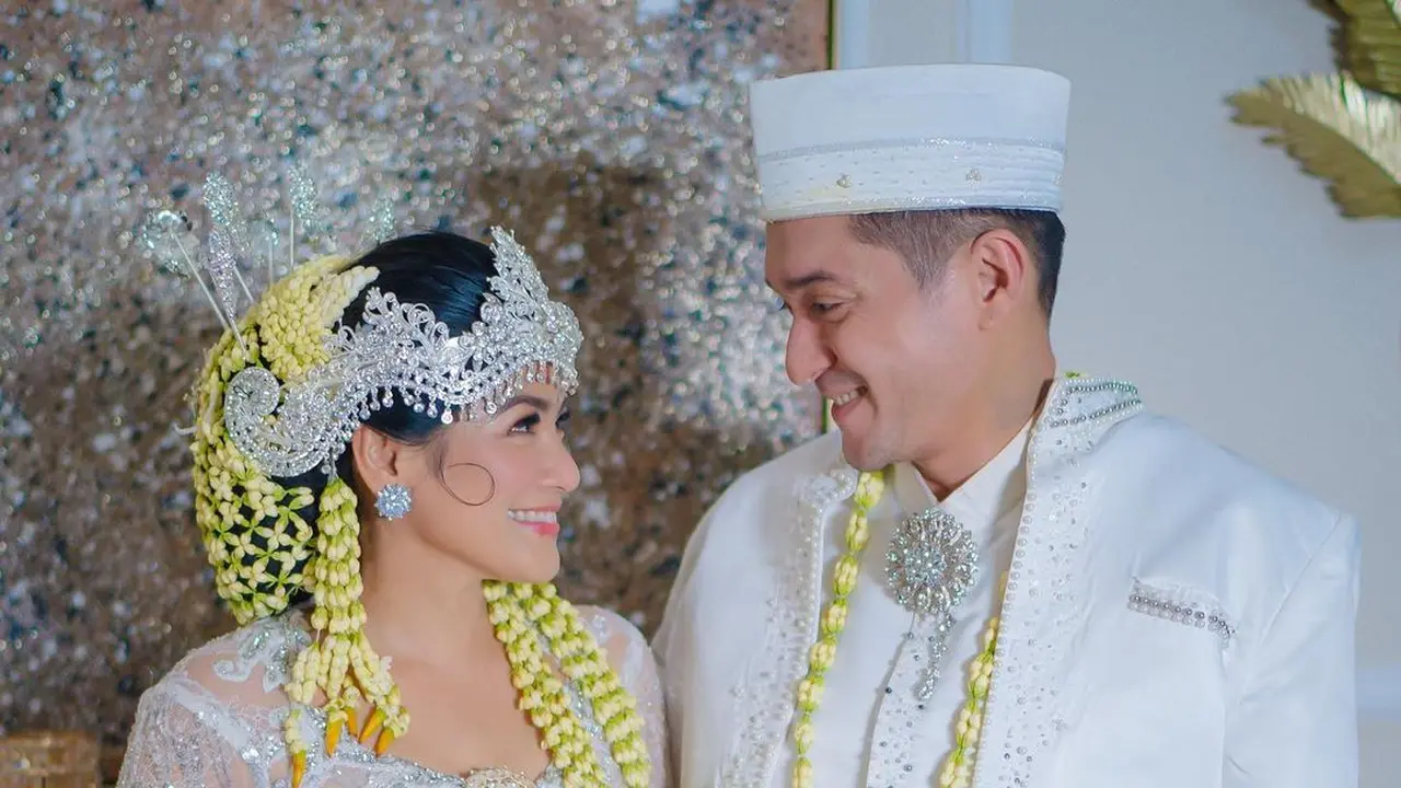 Potret Titi Kamal dan Miller Khan kenakan baju pengantin (Sumber: Instagram/@titi_kamall)