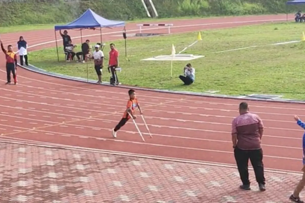 Aksi Guru Dampingi Murid Penyandang Disabilitas saat Lomba Lari Ini Bikin Haru