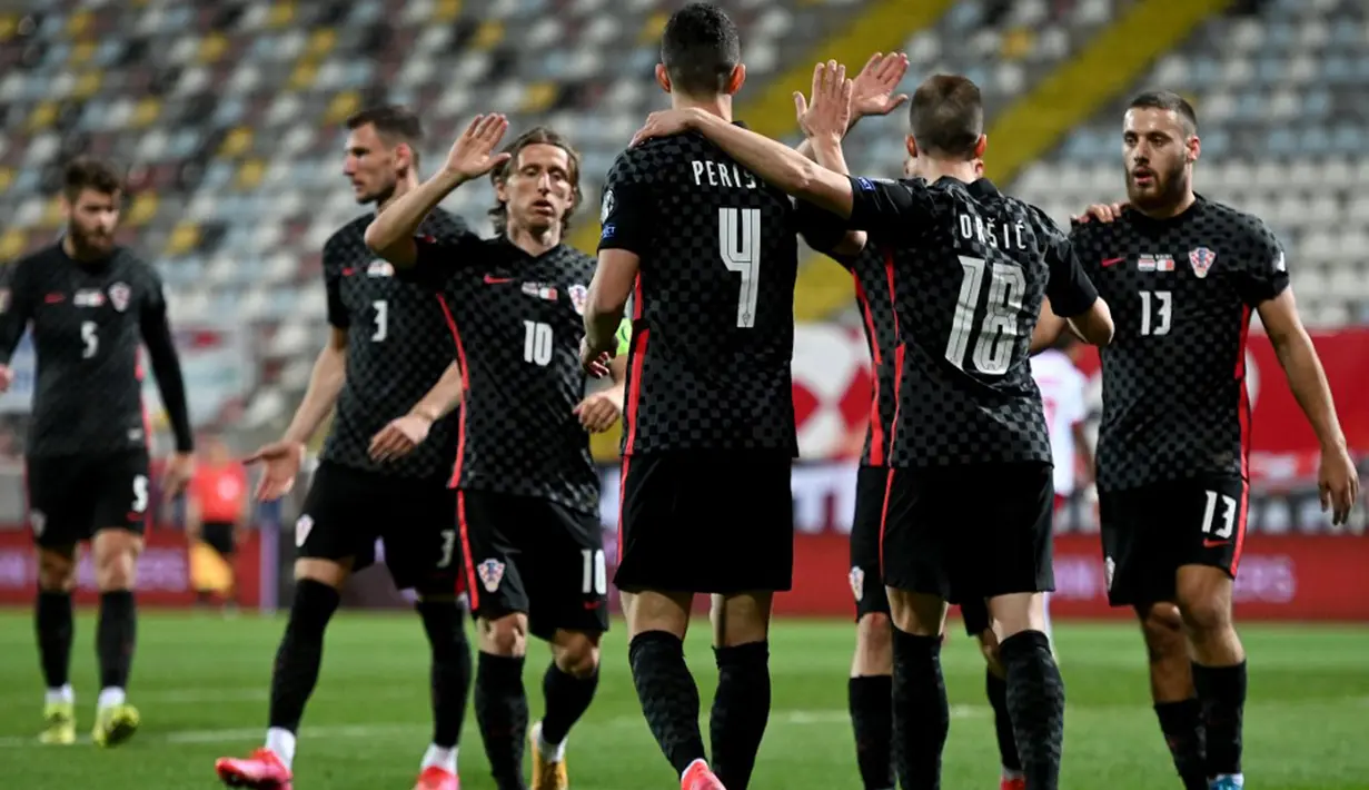 Pemain Kroasia Ivan Perisic diberi selamat oleh rekan satu timnya usai mencetak gol ke gawang Malta pada pertandingan Grup H kualifikasi Piala Dunia 2022 di Stadion Rujevica, Rijeka, Kroasia, Selasa (30/3/2021). (Denis LOVROVIC/AFP)