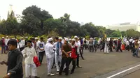 Ribuan demonstran dari Front Pembela Islam (FPI) dan organisasi massa lainnya mulai memadati Masjid Istiqlal. (Liputan6.com/Ahmad Romadoni)