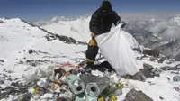 Anggota tim ekspedisi pembersihan Gunung Everest sedang mengumpulkan sampah yang ditinggalkan pendaki (AFP/Namgyal Sherpa)