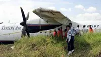 Pesawat milik maskapai penerbangan Trigana Air jenis ATR 42-300 dengan nomor lambung YRP mendarat darurat pada sebuah sawah di km 41 sekitar Jalan Balikpapan-Samarinda, Kaltim. (Antara)