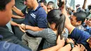 Petugas polisi menggiring tersangka kasus pembunuhan Wayan Mirna Salihin, Jessica Kumala Wongso memasuki pintu penjagaan Rutan Pondok Bambu, Jakarta, Jumat (27/5). Selama dua puluh hari ke depan, Jessica akan dititipkan disana. (Liputan6.com/Yoppy Renato)
