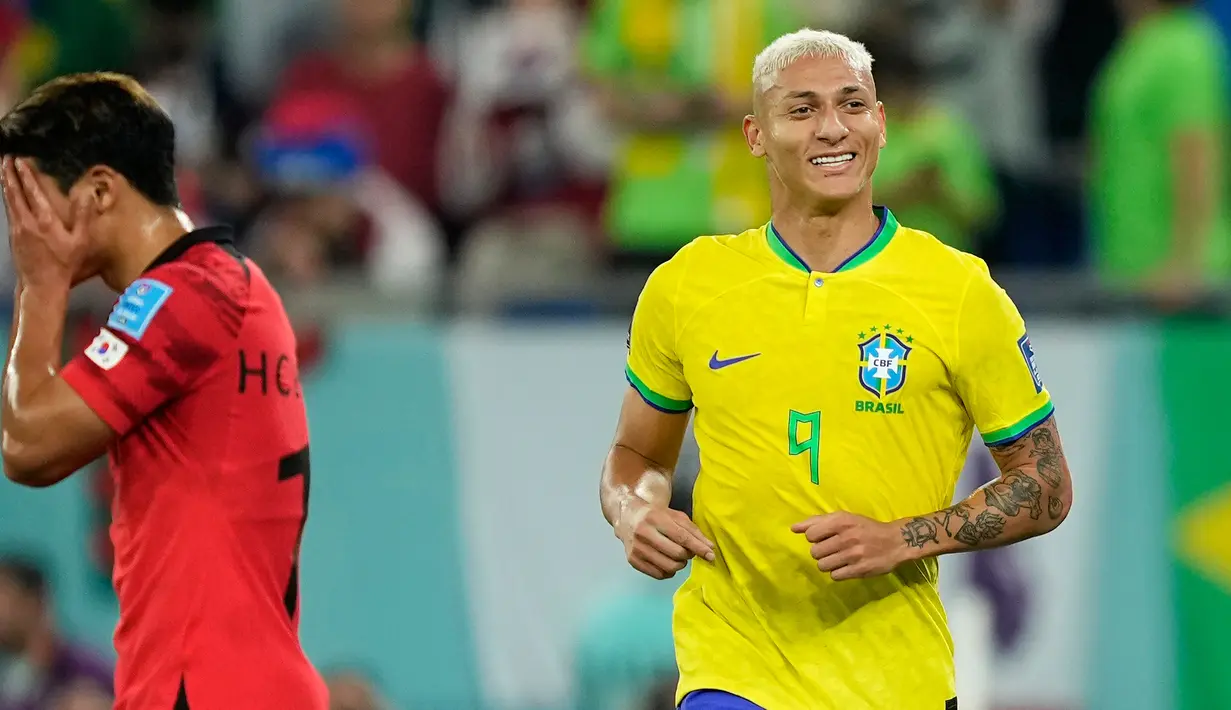 Pemain Brasil Richarlison merayakan setelah mencetak gol ke gawang Korea Selatan pada pertandingan sepak bola babak 16 besar Piala Dunia 2022 di Stadion Education City, Al Rayyan, Qatar, 5 Desember 2022. Brasil mengalahkan Korea Selatan dengan skor 4-1. (AP Photo/Martin Meissner)