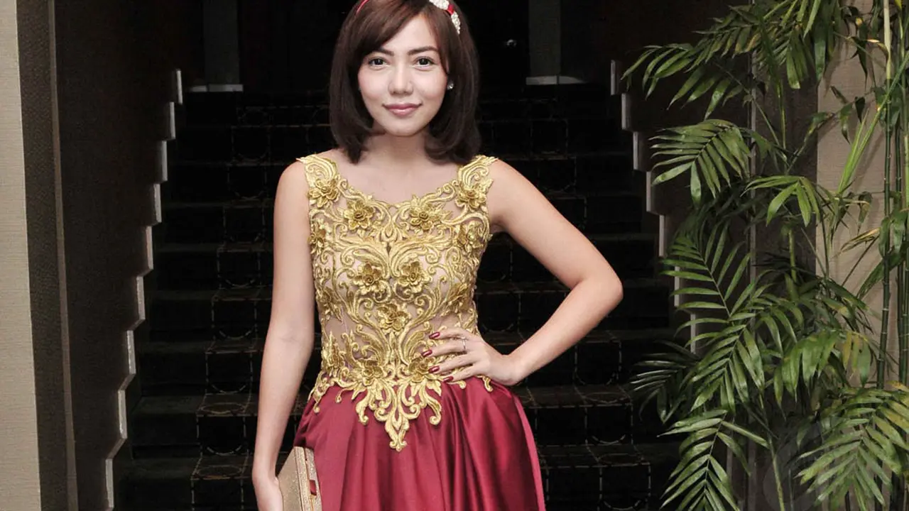 Bella Shofie Tampil Elegan Dengan Gaun Emas Merah