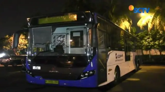 Pencuri bus Transjakarta pasrah saat digiring polisi di halaman Mapolsek Ciracas, Jakarta Timur. 