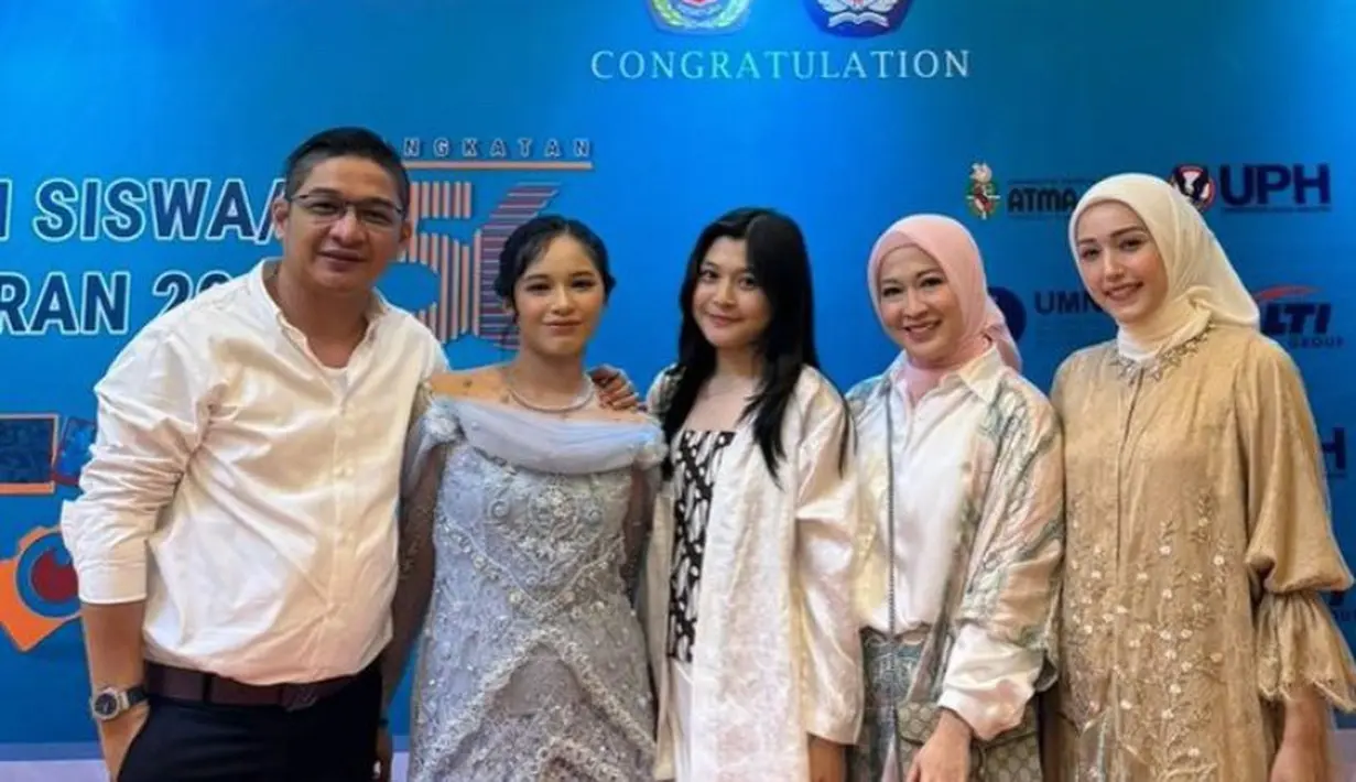 Adelia memadukannya dengan kerudung putih model lilit leher, senada dengan warna handbagnya. Wajah pun dipoles dengan makeup flawless. [@pashaungu_vm]