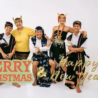 Marion Jola mengatakan mengenakan kain Sumba Tengah dan Timur untuk foto Natal bersama keluarga tahun ini. [@lalamarionmj]