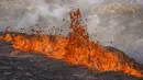 Tampilan close-up lava yang mengalir dari gunung berapi Fagradalsfjall di Islandia pada Rabu (3/8/2022), yang terletak 32 kilometer (20 mil) barat daya ibu kota Reykjavik dan dekat dengan Bandara Internasional Keflavik. Meski begitu, bandara tetap buka dan tidak ada penerbangan yang terganggu. (AP Photo/Marco Di Marco)