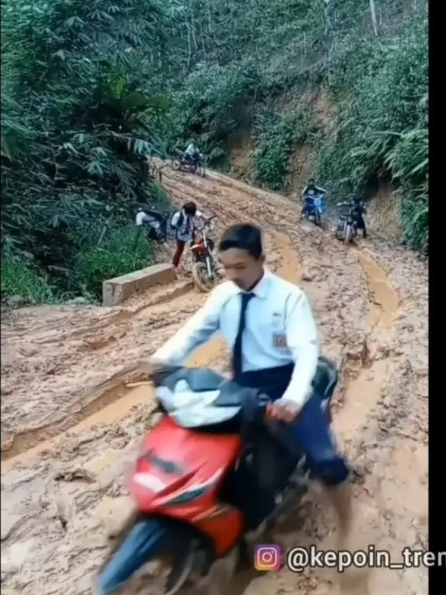 Viral Video Perjuangan Siswa Menuju Sekolah, Lewati Jalan Berlumpur. ©2022 Merdeka.com/Instagram @kepoin_trending