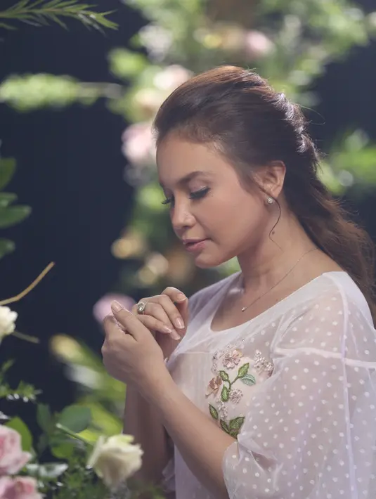 "Kalau buat aku D'Masiv adalah band yang memiliki jati diri ya, selalu konsisten, lagu-lagunya juga bagus dan liriknya selalu berbeda dari yang lain. Di sini lagunya enak jadi aku pikir ayo kita kolaborasi," ucap Rossa. (Nurwahyunan/Bintang.com)