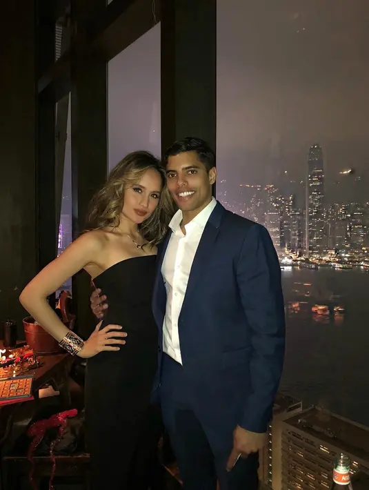 Beragam reaksi dari warganet yang melihat potret intim Cinta Laura dan Frank. Pandangan warganet pun tertuju pada warna kulit pria yang ada disebelahnya tersebut. Foto keduanya disukai hingga ratusan ribu lebih. (Instagram/soyfrankgarcia)