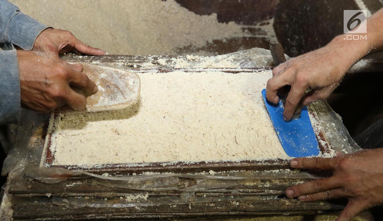 Proses pencetakan oncom saat pembuatan di salah satu industri rumahan, Jakarta, Rabu (18/4). Oncom yang diproduksi tersebut di jual Rp 300 per buah. (Liputan6.com/Angga Yuniar)