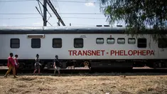 Kereta Phelophepha saat singgah di Pienaarsrivier, Afrika Selatan, Senin (6/3). Kereta Phelophepha adalah kereta medis yang melayani kesehatan untuk warga di pelosok. (AFP Photo/ JOHN WESSELS)