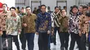 Presiden Joko Widodo bersama Chairman of the board Mitsubishi Motors Corporation Carlos Ghosn bersiap meresmikan pengoprasian pabrik baru PT MMKI yang berlokasi di GIIC, Cikarang Pusat, Bekasi, Jawa Barat, Selasa (25/4). (Liputan6.com/Angga Yuniar)