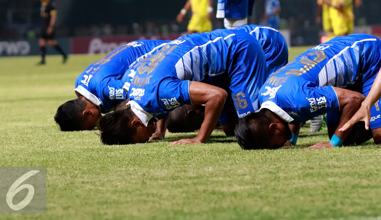 Para pemain Persib melakukan selebrasi usai pertandingan melawan Sriwijaya FC pada Piala Presiden 2015 di stadion GBK, Jakarta, Minggu (18/10/2015). Persib menang atas Sriwijaya dengan skor 2-0. (Liputan6.com/Yoppy Renato)