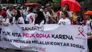 Dalam aksinya mereka menentang diskriminasi terhadap orang yang terjangkit HIV AIDS dan memberikan sosialisasi kepada masyarakat penularan HIV AIDS tidak melalui kontak badan, Jakarta, Minggu (28/12/2014). (Liputan6.com/Faizal Fanani)