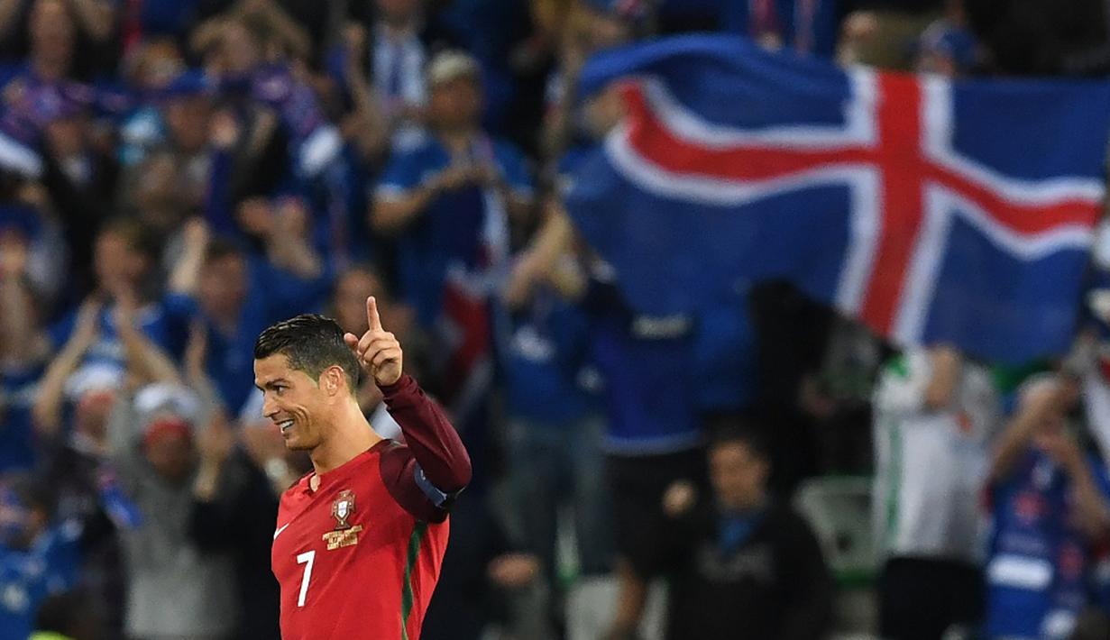 Portugal bermain imbang 1-1 melawan Islandia pada laga Grup F Piala Eropa 2016 di Stade Geoffroy Guichard, Saint-Etienne, Rabu (15/6/2016) dini hari WIB. Cristiano Ronaldo tak mampu sumbang gol. (AFP/Francisco Leong)