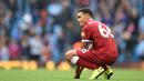 Gelandang Liverpool, Trent Alexander-Arnold, tampak kecewa usai dikalahkan Manchester City pada laga Premier League di Stadion Ettihad, Manchester, Sabtu (9/9/2017). City menang 5-0 atas Liverpool. (AFP/Oli Scarff)
