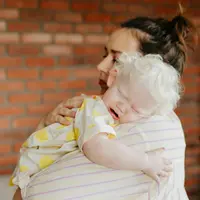 Ilustrasi ibu menggendong anak. (Copyright Pexels/Kaboompics.com)