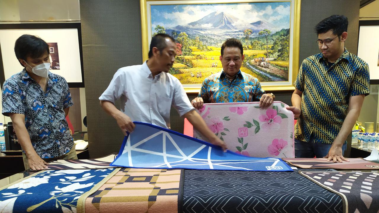 Penjualan karpet di masa pandemi Covid-19 mulai meningkat. (Dian Kurniawan/Liputan6.com)