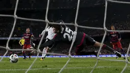 Lionel Messi melakukan tembakan yang sulit dijangkau kiper Valencia, Mathew Ryan pada leg pertama semifinal  Copa del Rey (King's Cup) di Stadion Camp Nou, Barcelona, Kamis (4/2/2016) dini hari WIB.  (REUTERS/Albert Gea)
