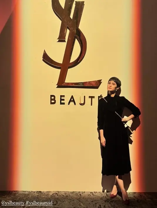 Renata memilih tampil tertutup dengan midi dress lengan panjang. Ia memadukannya dengan sling bag warna senada serta heels maroonnya. [@renata711]