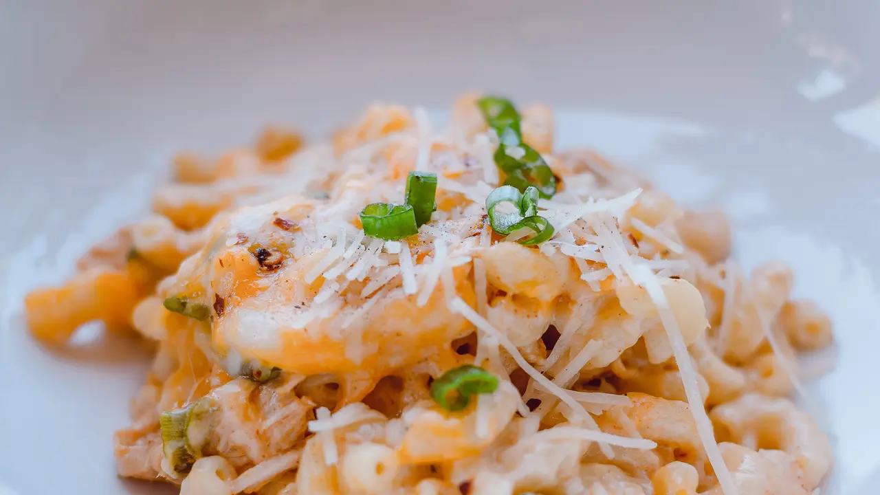 Contoh ilustrasi cheeseboard macaroni cheese