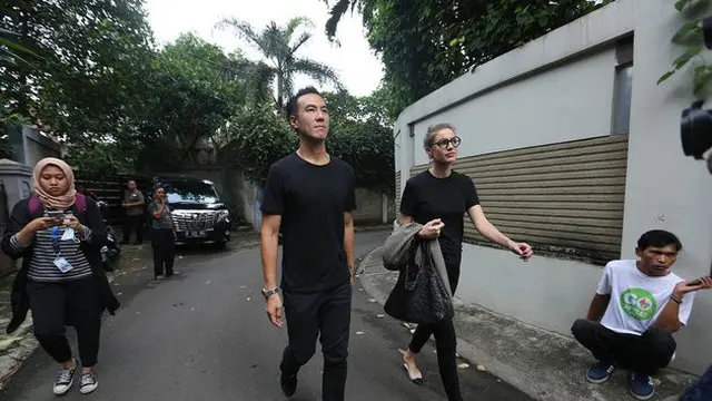 7 Potret Rumah Duka Ashraf Sinclair, Teman Artis Berdatangan dan Banyak Karangan Bunga