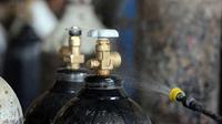 Seorang pekerja mendisinfeksi sejumlah tabung oksigen di Baghdad, Irak (7/7/2020). Pabrik pengisian oksigen milik pemerintah di Irak meningkatkan pengisian tabung oksigen dan gas cairnya untuk memenuhi permintaan rumah sakit di tengah terus bertambahnya infeksi COVID-19. (Xinhua)