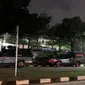 Sejumlah petugas memberikan pengawalan ketat di area VVIP Bandara Soekarno Hatta jelang kedatangan Timnas Argentina pada Junat (16/6/2023) malam WIB. (Liputan6.com/Melinda Indrasari)