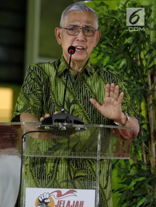 Wapres Indonesia ke-6, Try Sutrisno memberi sambutan saat menghadiri Dialog Kebangsaan Seri II di Stasiun Gambir, Jakarta, Senin (18/2). Dialog tersebut mengambil tema "Mengokohkan kebangsaan menyongsong Indosia Emas 2045". (Liputan6.com/Johan Tallo)