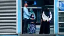 Penumpang menunggu bus transjakarta di Jakarta, Kamis (9/4/2020). Setelah melalui pengumuman resmi tentang PSBB pertanggal 10 April 2020 masyarakat diwajibkan mengunakan masker dalam menjalankan aktivitas sehari-hari guna memutus mata rantai penyebaran COVID-19. (merdeka.com/Imam Buhori)