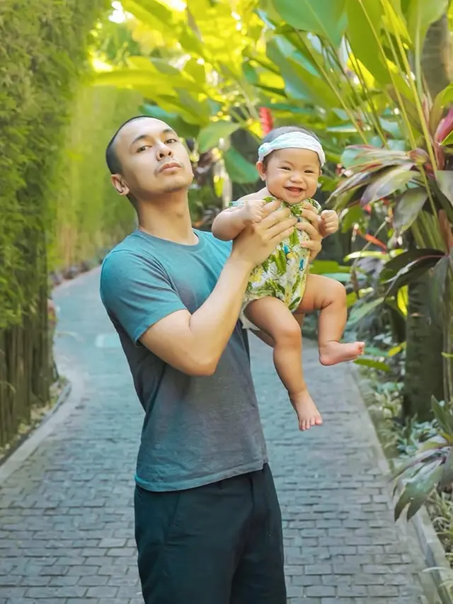 6 Potret Liburan Seru Keluarga Raditya Dika di Bali, Sambil Momong Putri Tercinta