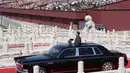 Presiden Xi Jinping saat melakukan pengecekan para tentara sebelum dimulainya parade militer untuk memperingati 70 tahun berakhirnya Perang Dunia II di Beijing, China, Kamis (3/9/2015). (REUTERS/cnsphoto)