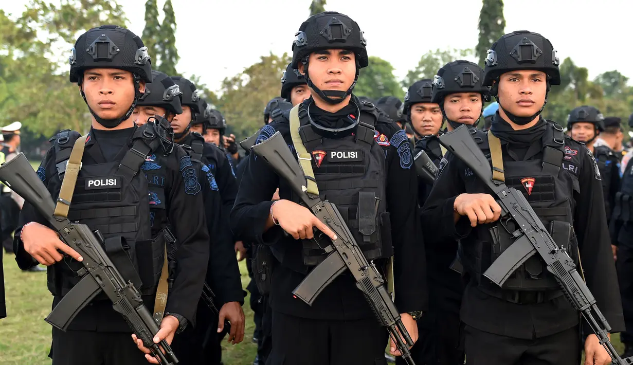 Petugas kepolisian saat gelar pasukan keamanan kunjungan mantan Presiden AS, Barack Obama di Denpasar, Bali, Indonesia (23/6). Menjelang kunjungan mantan Presiden AS Barack Obama, petugas gabungan disiapkan. (AFP Photo/Sonny Tumbelaka)