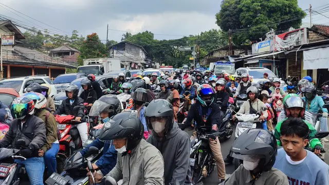 Lalu lintas menuju Puncak, Kabupaten Bogor, terpantau macet hingga Senin siang atau di hari ketiga libur Lebaran Idul Fitri. (Achmad Sudarno)