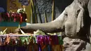 Gajah bernama Trompita memakan buah dan sayuran saat perayaan ulang tahun ke-57 di Kebun Binatang Aurora, Guatemala City, Guatemala, Minggu (18/2). Buah dan sayur yang disediakan sekitar 105 kilogram. (JOHAN ORDONEZ/AFP)