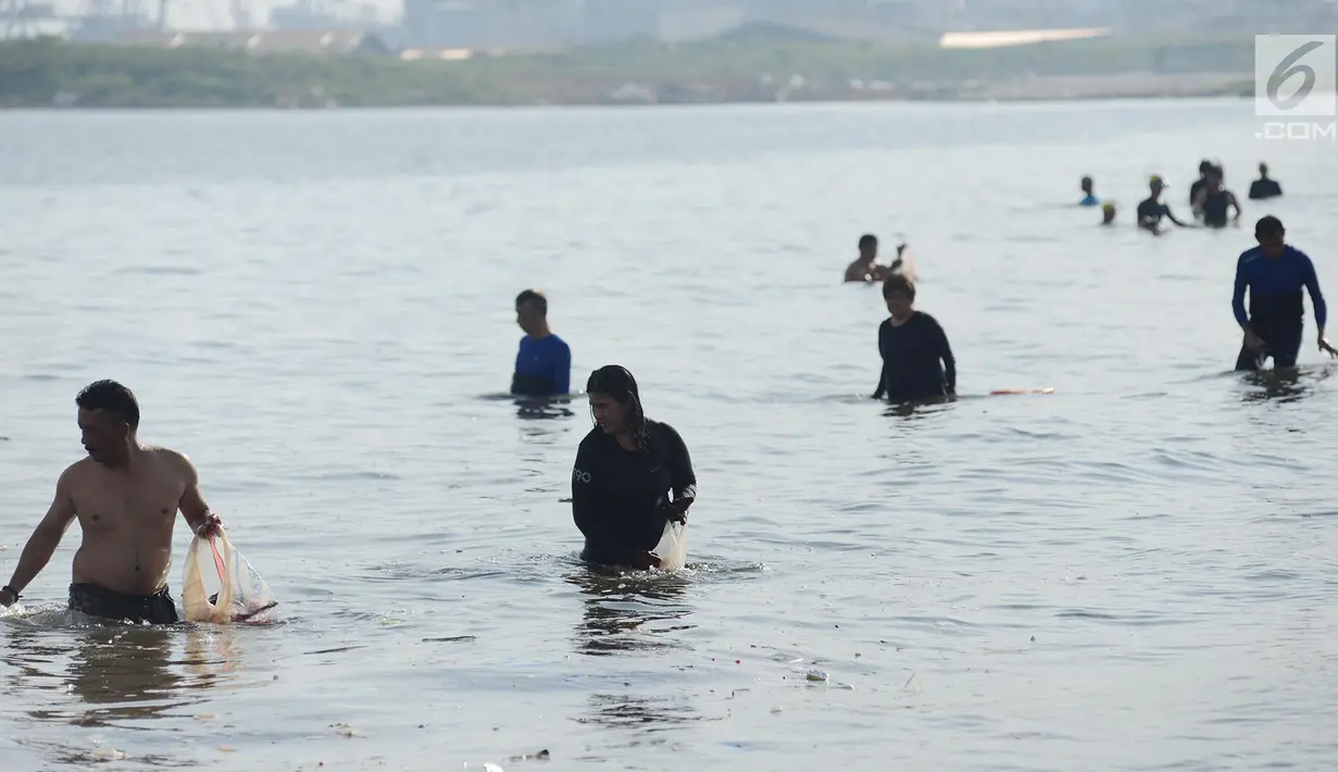 Prajurit TNI AL bersama elemen masyarakat menggelar acara bersih-bersih Pantai Ancol, Jakarta Utara, Jumat (1/3). Kegiatan bersih-bersih itu menyusul adanya laporan menumpuknya sampah di kawasan Ancol. (Merdeka.com/ Imam Buhori)