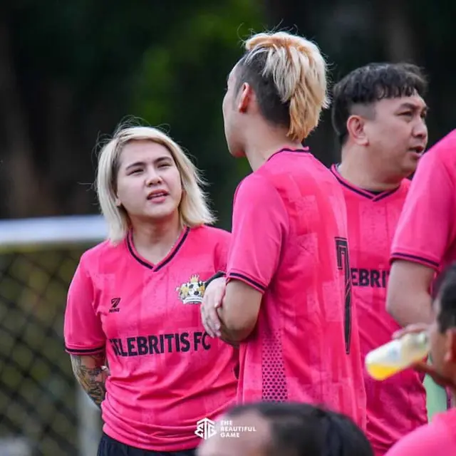 6 Potret Evelin Nada Anjani Main Sepak Bola, Tetap Semangat Meski Hujan