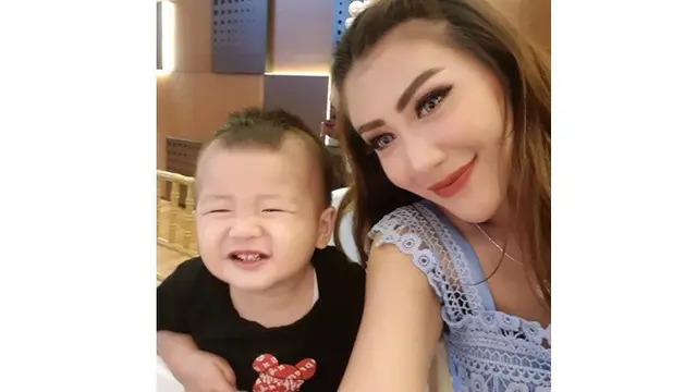 Menangis Terus Karena Rindu, Ini 6 Momen Mesra Rey Utami Bareng Anak