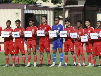 Pemain Persiba Balikpapan menunjukan kertas berisi protes sekaligus suara hati mereka terkait nasib Liga 2 saat melakoni laga uji coba melawan FC Bekasi City di Sekolah Tinggi Ilmu Kepolisian, Jakarta, Sabtu (7/1/2023). (Bola.com/M Iqbal Ichsan)