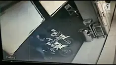 Aksi pencurian sepeda motor, di halaman sebuah mini market, kawasan Serpong, Tangerang Selatan, Senin dinihari, terekam kamera pengawas, CCTV.