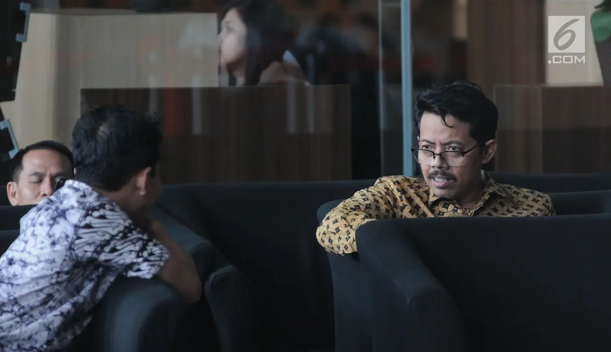 Rektor UIN Sunan Ampel, Masdar Hilmy (kanan) berada di ruang tunggu saat memenuhi panggilan penyidik KPK di Jakarta, Senin (17/6/2019). Masdar diperiksa sebagai saksi terkait kasus seleksi jabatan di lingkungan Kementerian Agama tahun 2018-2019 untuk tersangka Romahurmuziy. (merdeka.com/Dwi Narwoko)