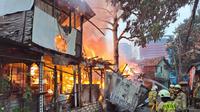 Kebakaran landa pemukiman di Jalan Edi IX, Guntur, Setiabudi Jakarta Selatan, Minggu, (12/3/2023).